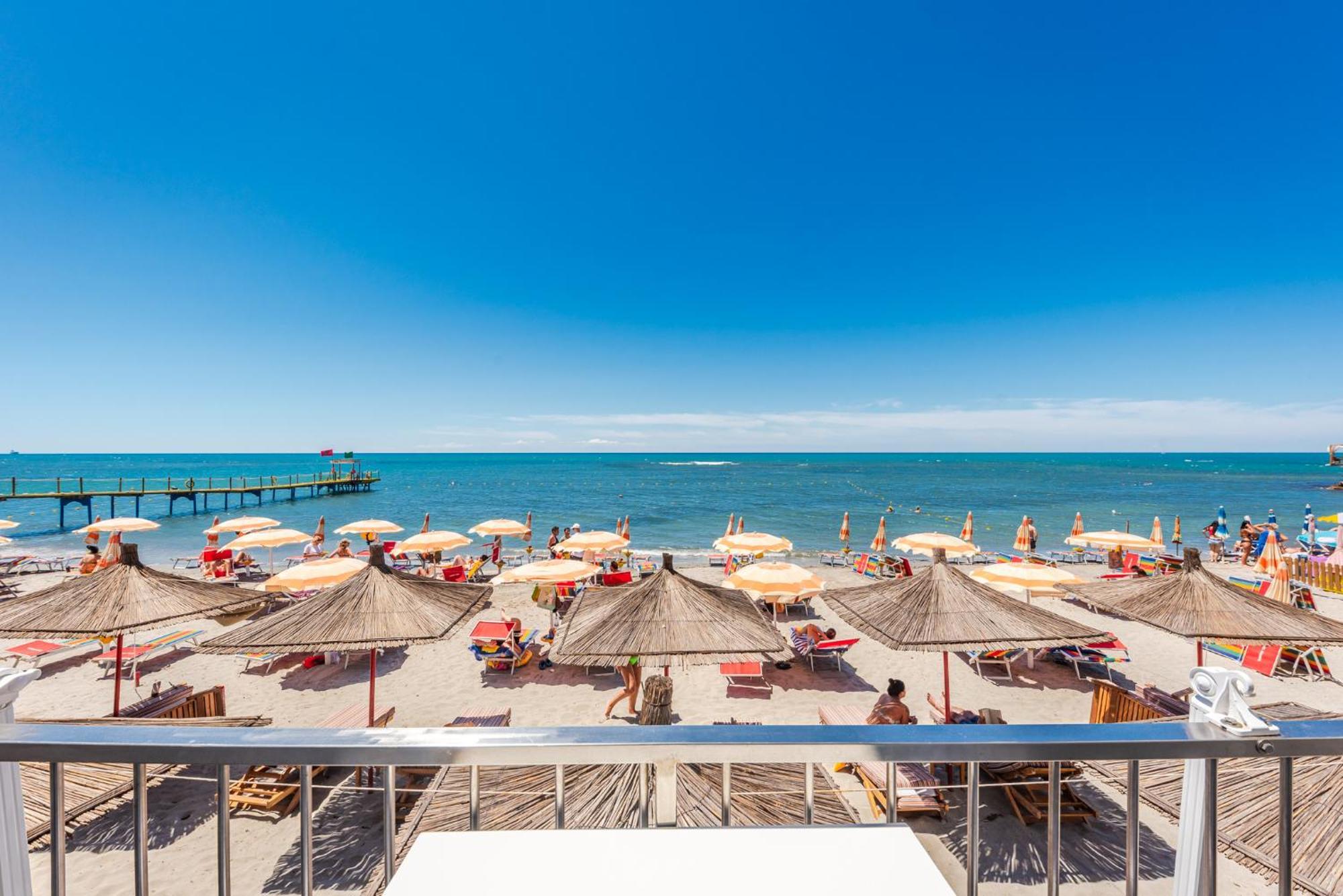 Aragosta Hotel Durrës Exteriör bild