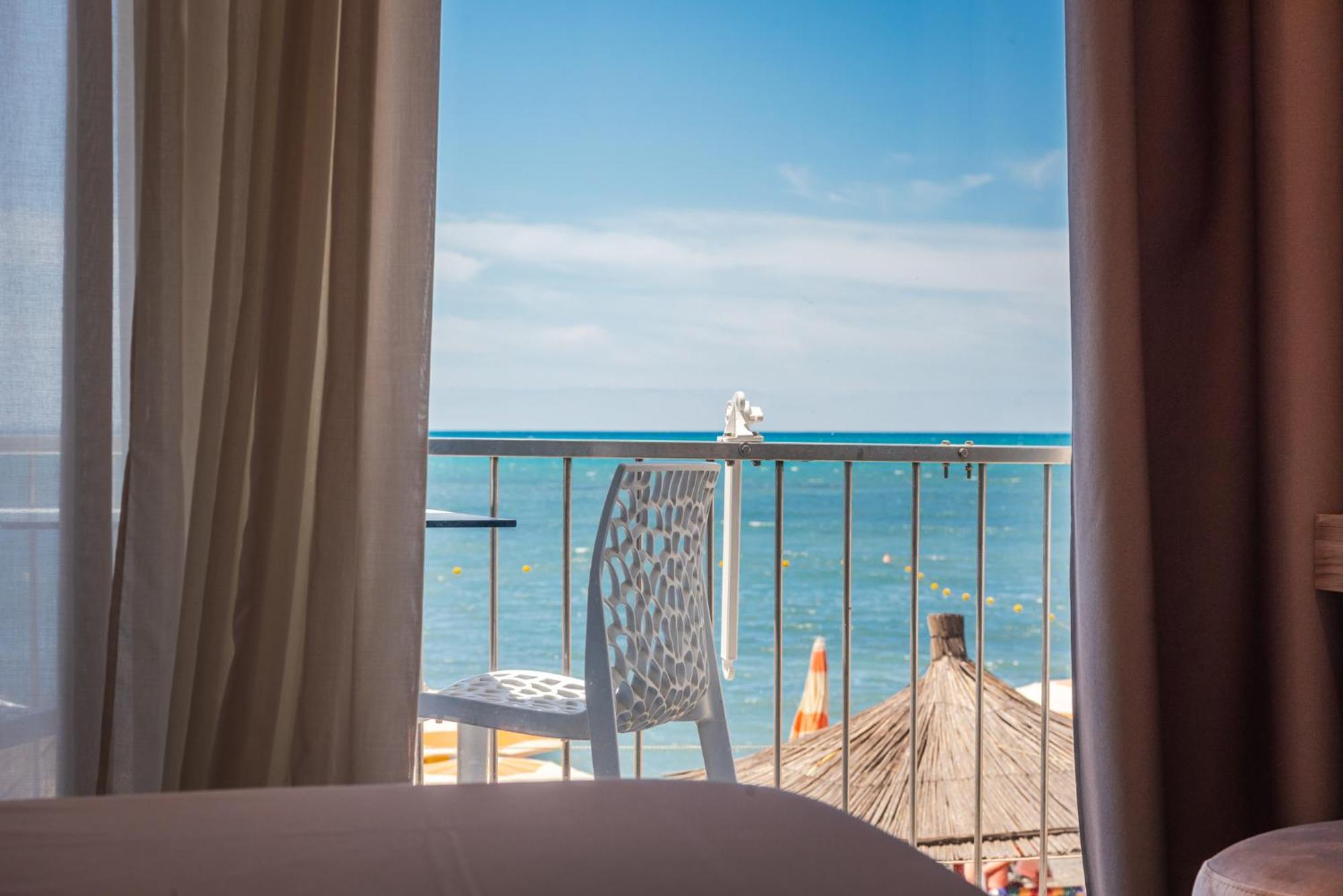 Aragosta Hotel Durrës Exteriör bild